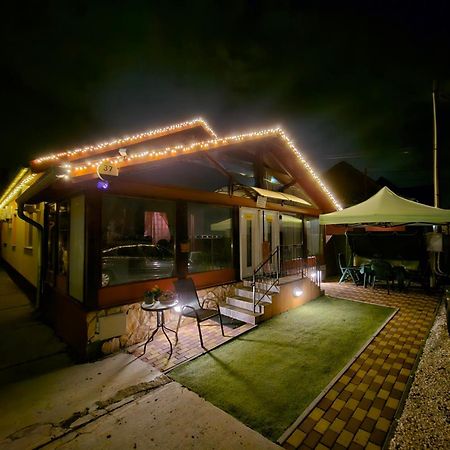 Family Friendly Gyal Appartement Buitenkant foto