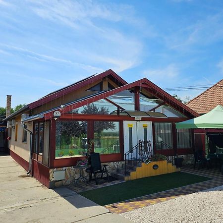 Family Friendly Gyal Appartement Buitenkant foto