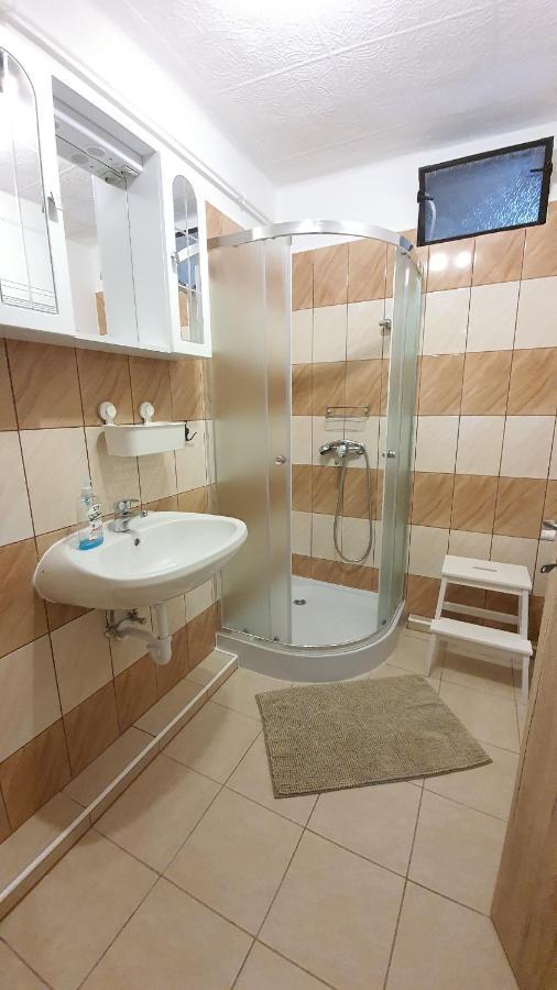 Family Friendly Gyal Appartement Buitenkant foto
