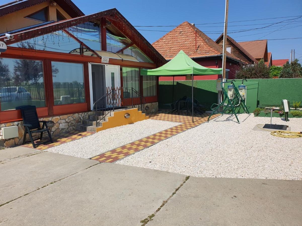 Family Friendly Gyal Appartement Buitenkant foto