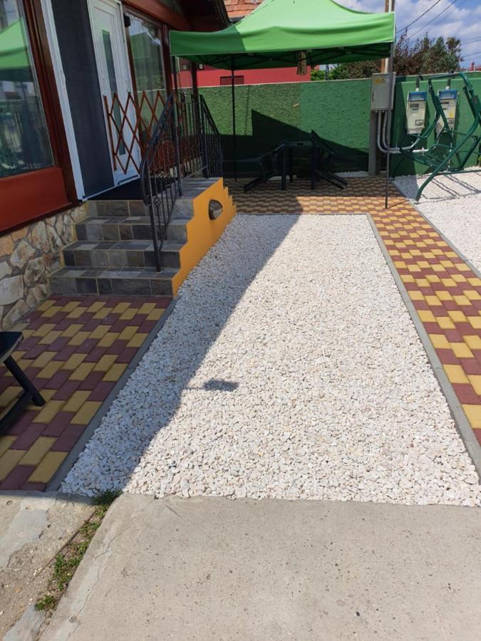 Family Friendly Gyal Appartement Buitenkant foto