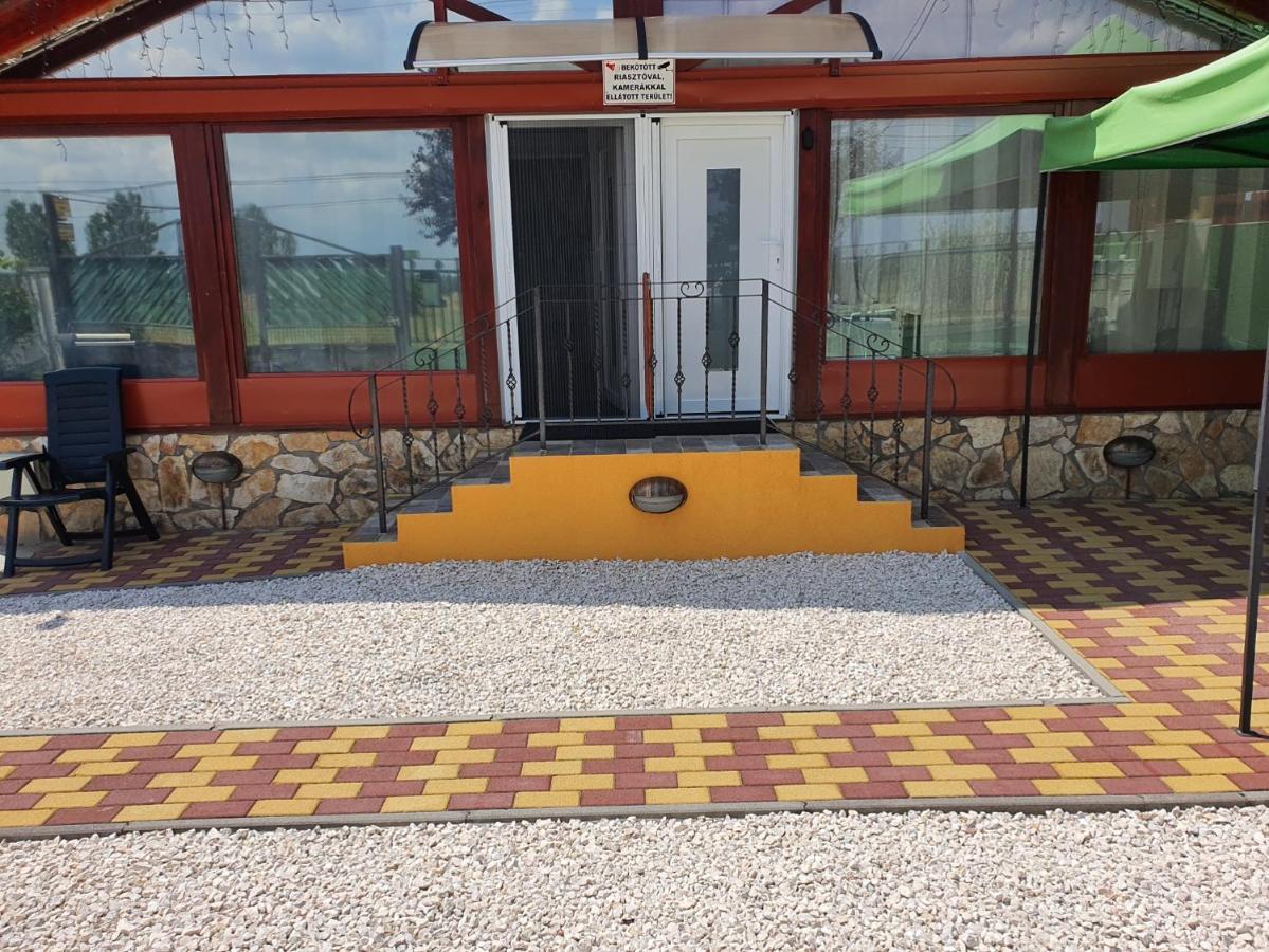 Family Friendly Gyal Appartement Buitenkant foto