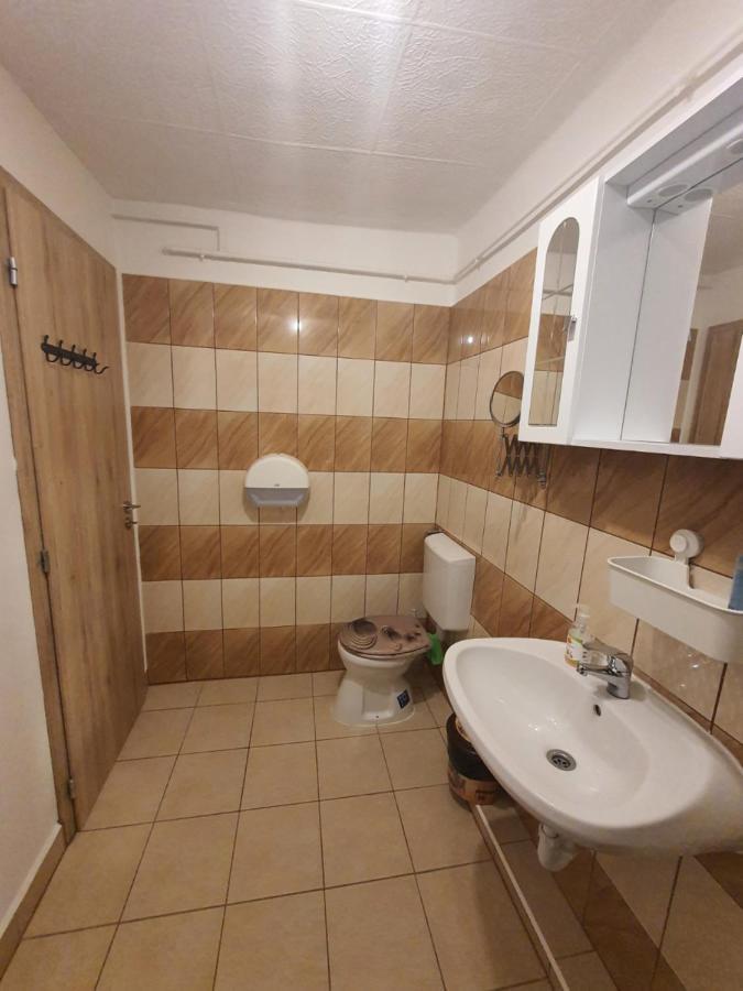 Family Friendly Gyal Appartement Buitenkant foto