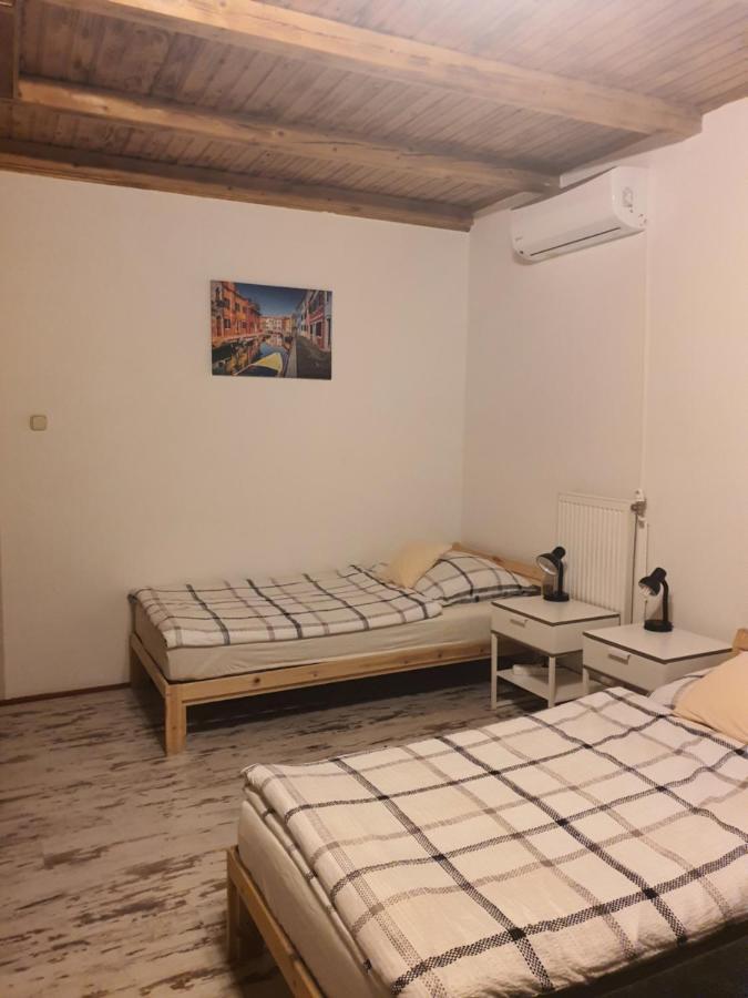 Family Friendly Gyal Appartement Buitenkant foto