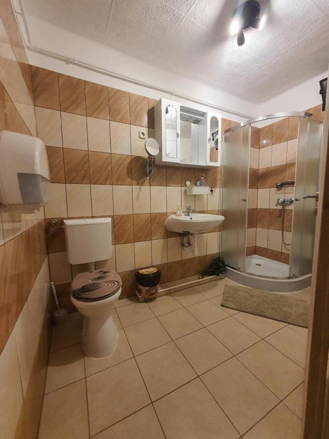 Family Friendly Gyal Appartement Buitenkant foto