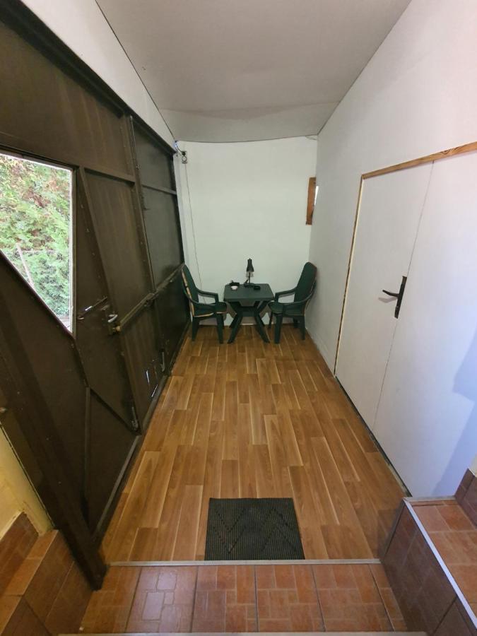 Family Friendly Gyal Appartement Buitenkant foto