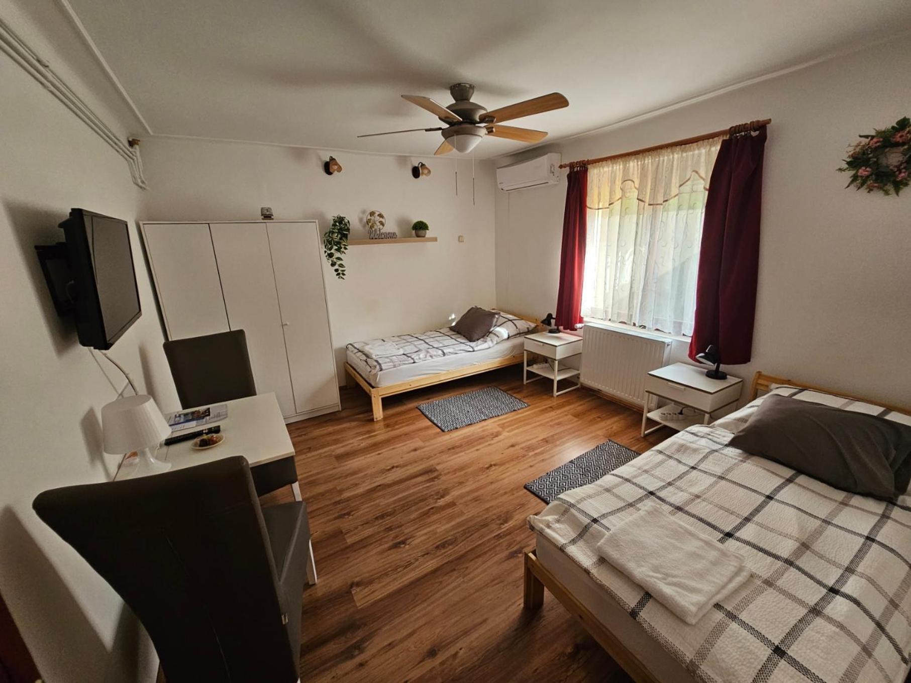 Family Friendly Gyal Appartement Buitenkant foto