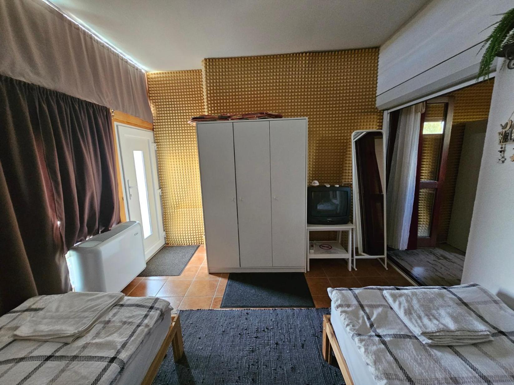 Family Friendly Gyal Appartement Buitenkant foto