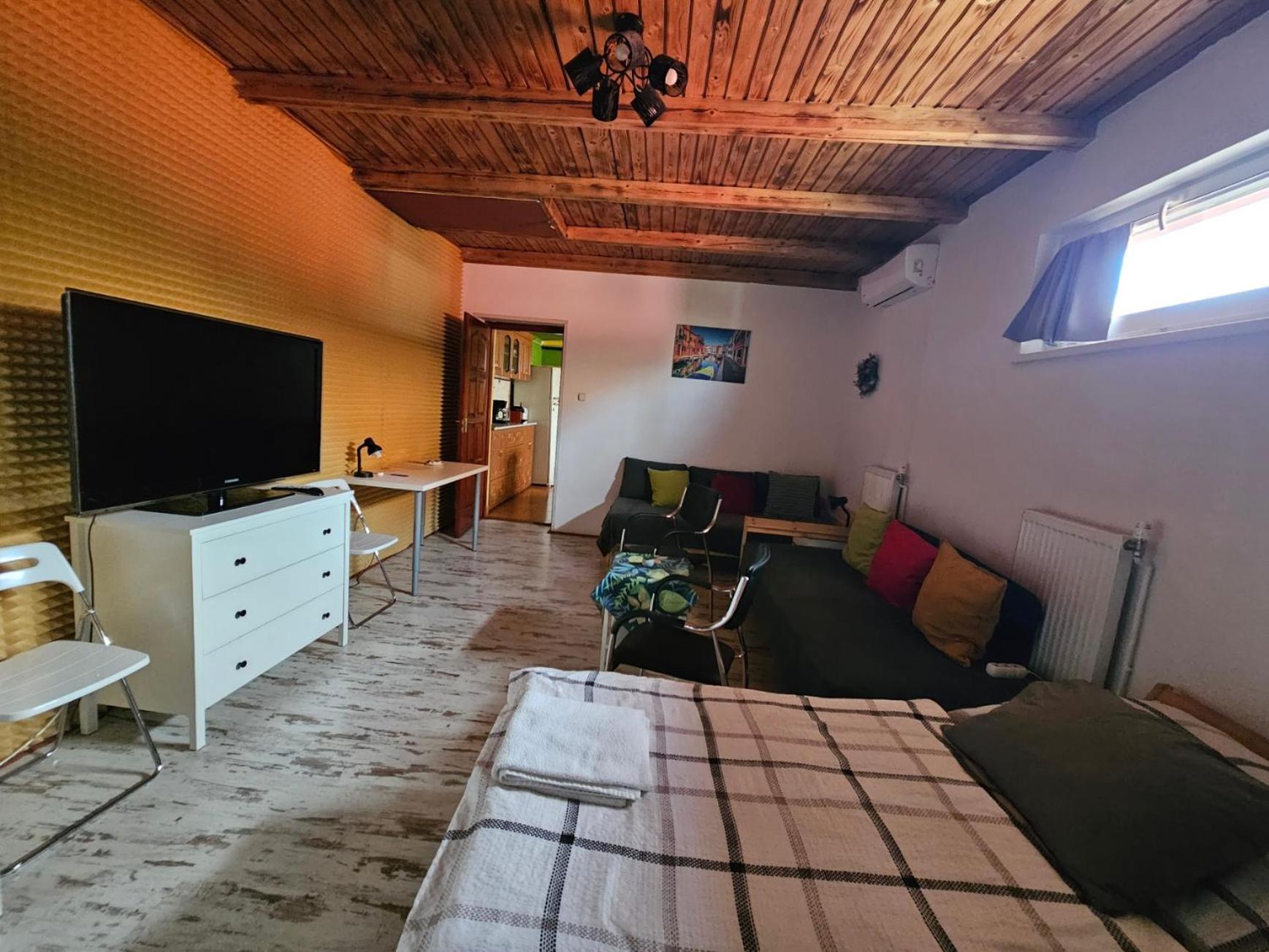 Family Friendly Gyal Appartement Buitenkant foto