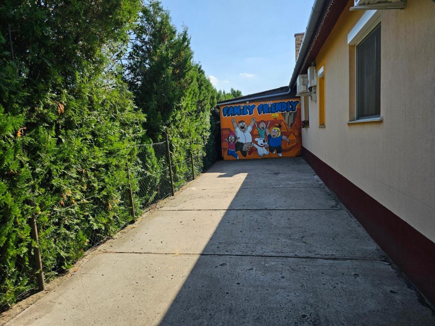 Family Friendly Gyal Appartement Buitenkant foto