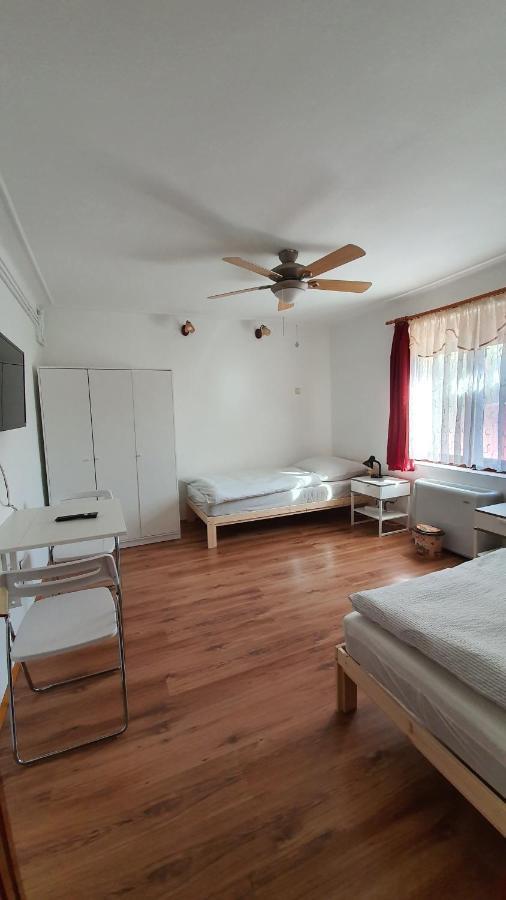 Family Friendly Gyal Appartement Buitenkant foto