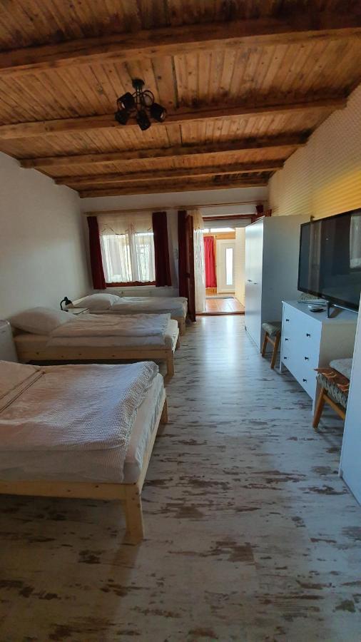 Family Friendly Gyal Appartement Buitenkant foto