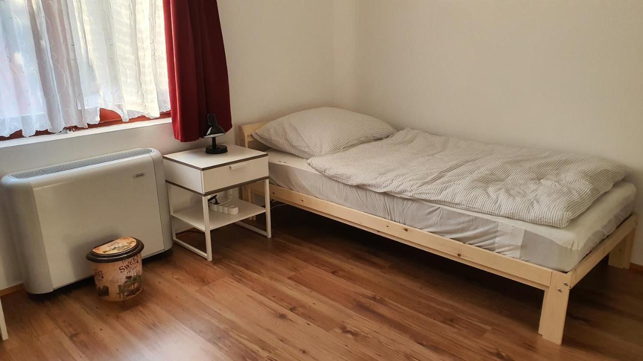 Family Friendly Gyal Appartement Buitenkant foto