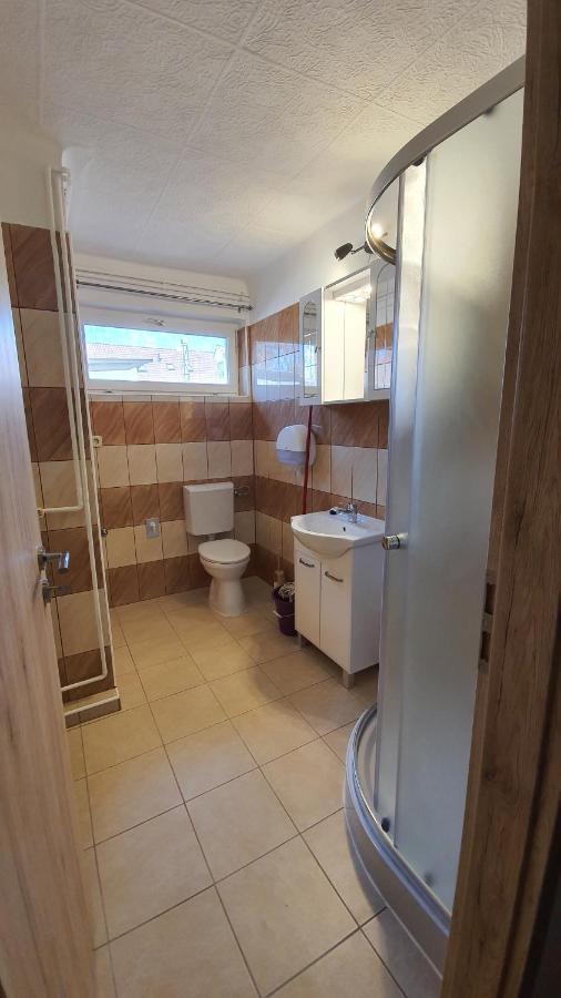 Family Friendly Gyal Appartement Buitenkant foto