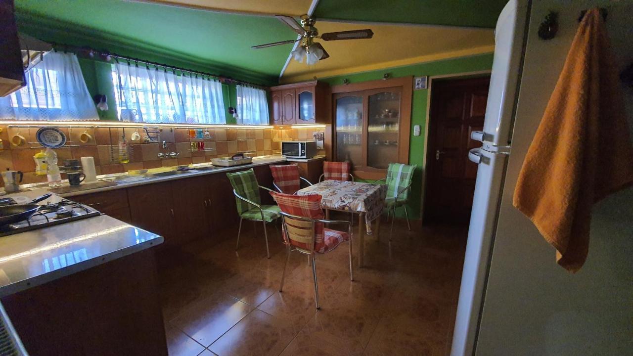 Family Friendly Gyal Appartement Buitenkant foto